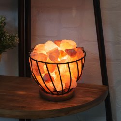 Lampe med metalkurv og Himalayasaltsten